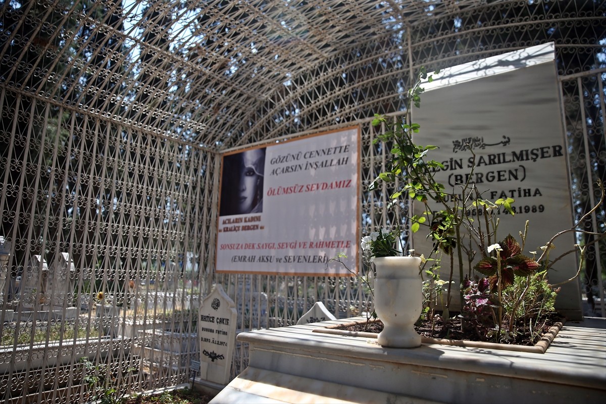 Şarkıcı Bergen'in ölümünün 35. yıl dönümü dolayısıyla Mersin'deki mezarı başında anma programı...