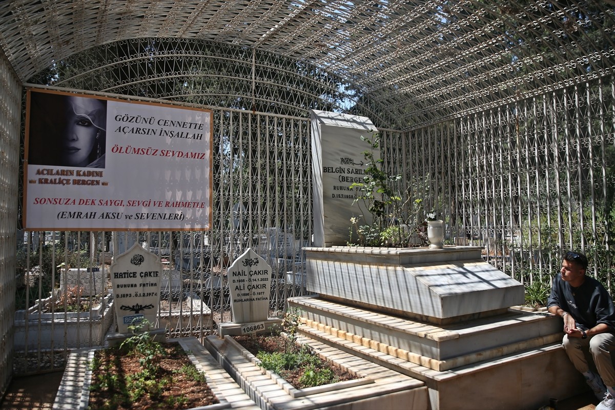 Şarkıcı Bergen'in ölümünün 35. yıl dönümü dolayısıyla Mersin'deki mezarı başında anma programı...