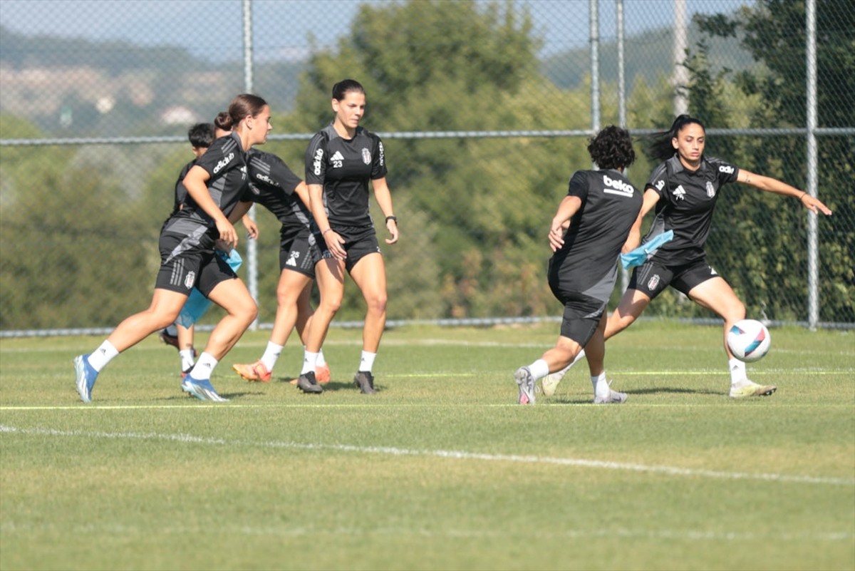 Sezon hazırlıkları kapsamında Abant Gölü Milli Parkı yolu üzerindeki bir otelde kamp yapan...