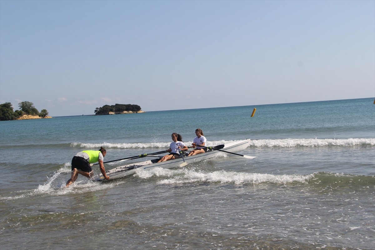 Sinop'ta Akliman mevkisinde, Türkiye Kürek Federasyonu tarafından düzenlenen Sanmar Denizcilik...