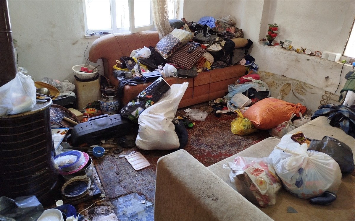 Sinop'un Boyabat ilçesinde bir evden 7 kamyon çöp çıkarıldı. 