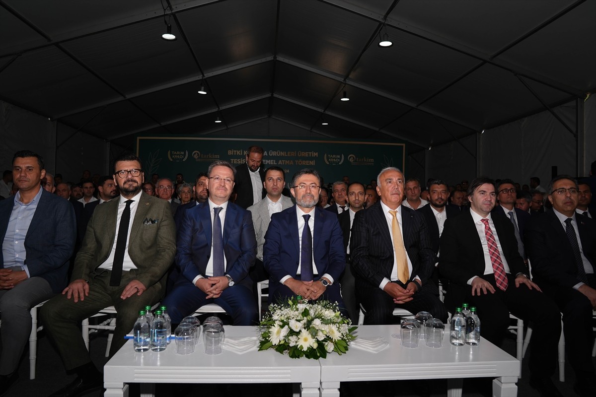 Tarım ve Orman Bakanı İbrahim Yumaklı (solda), Turgutlu Organize Sanayi Bölgesi'ndeki Tarkim Bitki...
