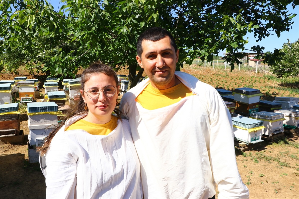 Tekirdağ’da devletten aldığı destekle arıcılığa başlayan Havva Tekin (solda), 2 yılda kovan...