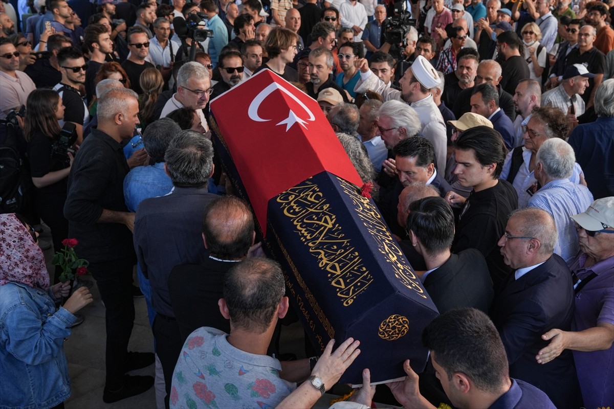 Tiyatro ve sinema sanatçısı Genco Erkal'ın cenazesi, Teşvikiye Camisi'nde kılınan cenaze namazının...