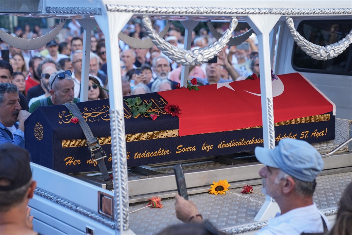 Tiyatro ve sinema sanatçısı Genco Erkal'ın cenazesi, Teşvikiye Camisi'nde kılınan cenaze namazının...