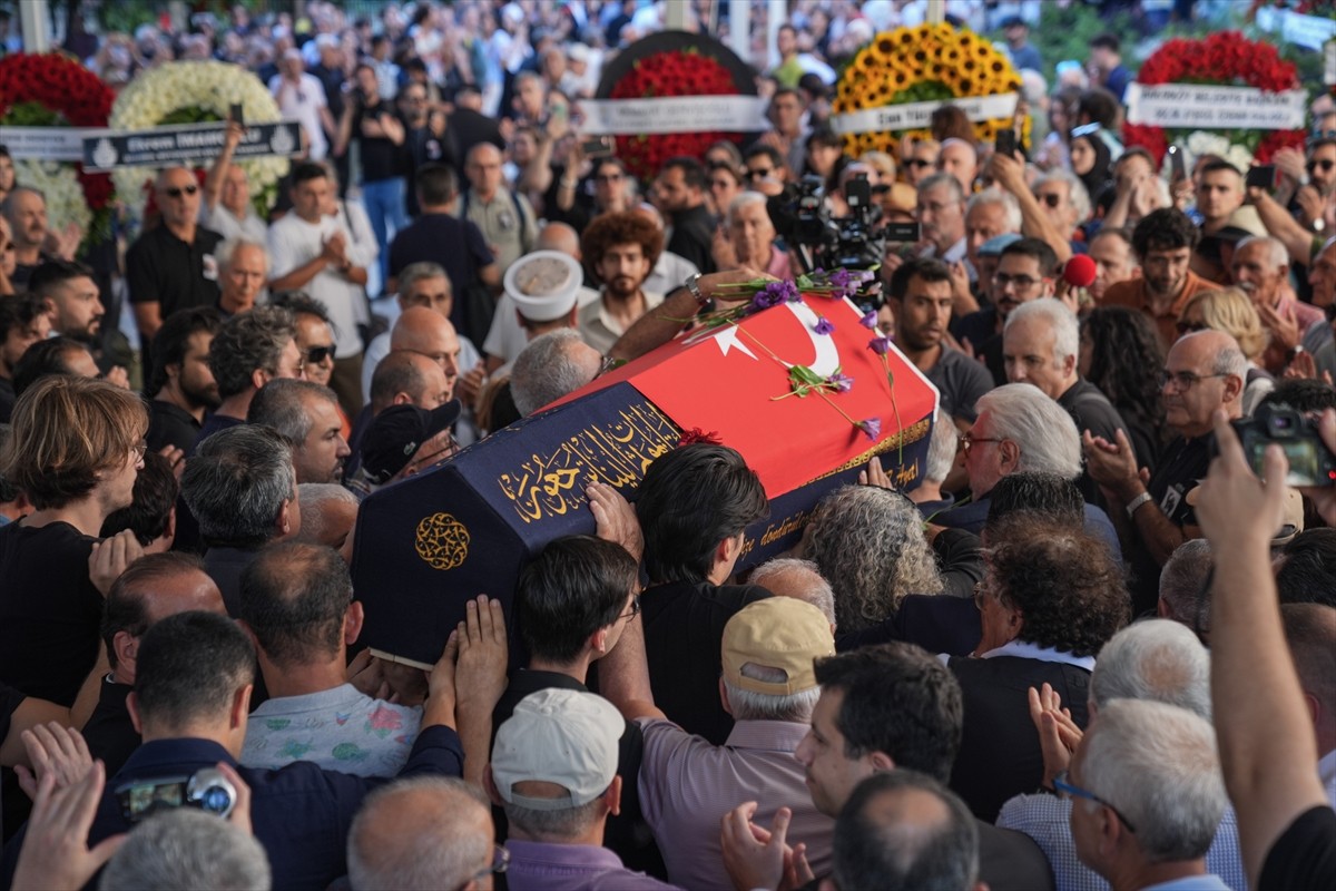 Tiyatro ve sinema sanatçısı Genco Erkal'ın cenazesi, Teşvikiye Camisi'nde kılınan cenaze namazının...