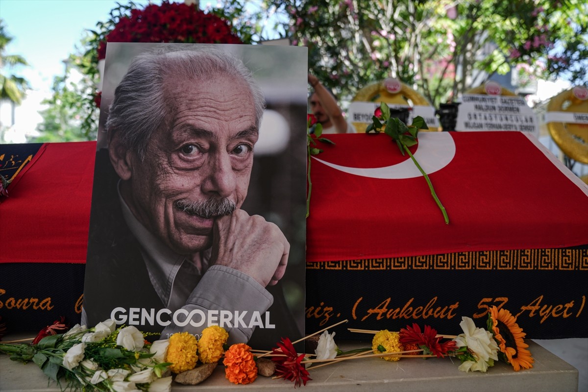 Tiyatro ve sinema sanatçısı Genco Erkal'ın cenazesi, Teşvikiye Camisi'nde kılınan cenaze namazının...