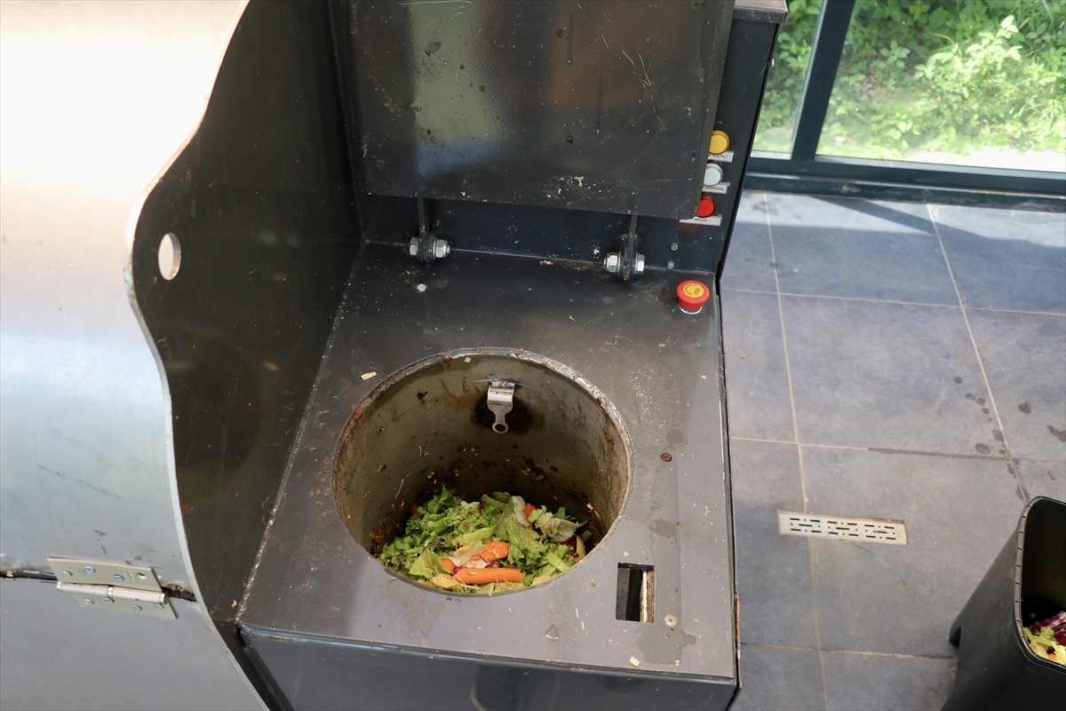 Trabzon'da Karadeniz Teknik Üniversitesi (KTÜ) kampüsündeki üç yemekhaneden toplanan atıklar, geri...