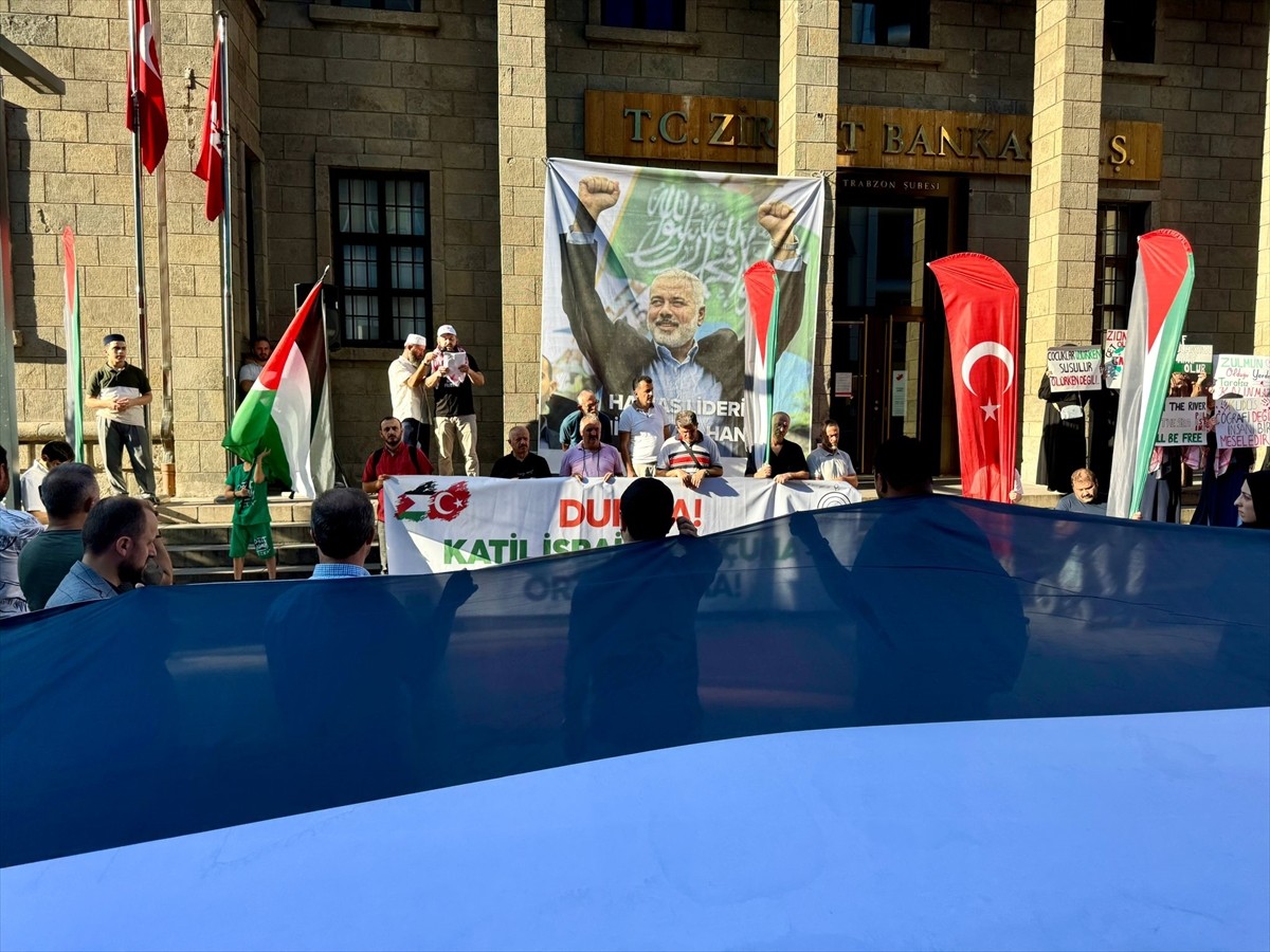 Trabzon'da toplanan grup, Filistin'e destek için yürüdü. Özgür Aksa Trabzon Platformunca çarşamba...