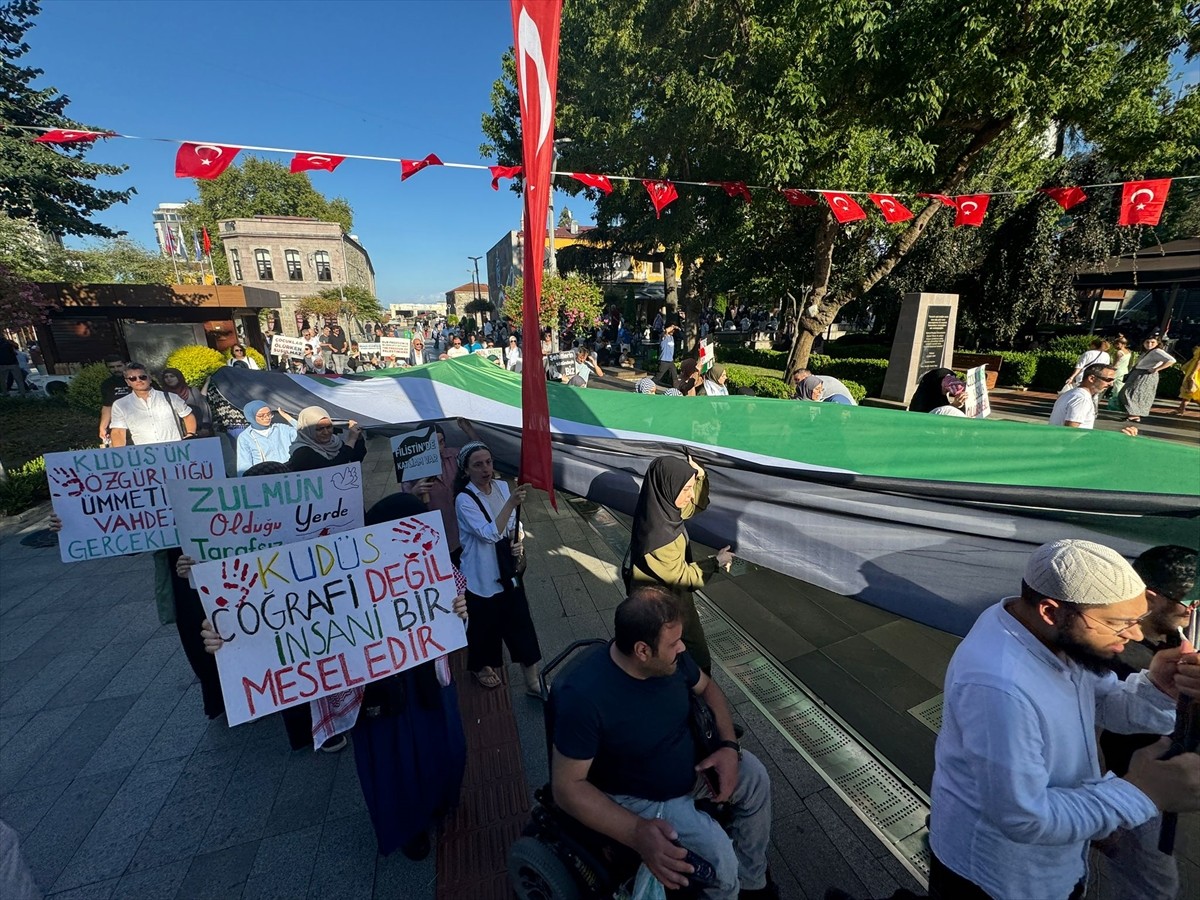 Trabzon'da toplanan grup, Filistin'e destek için yürüdü. Özgür Aksa Trabzon Platformunca çarşamba...
