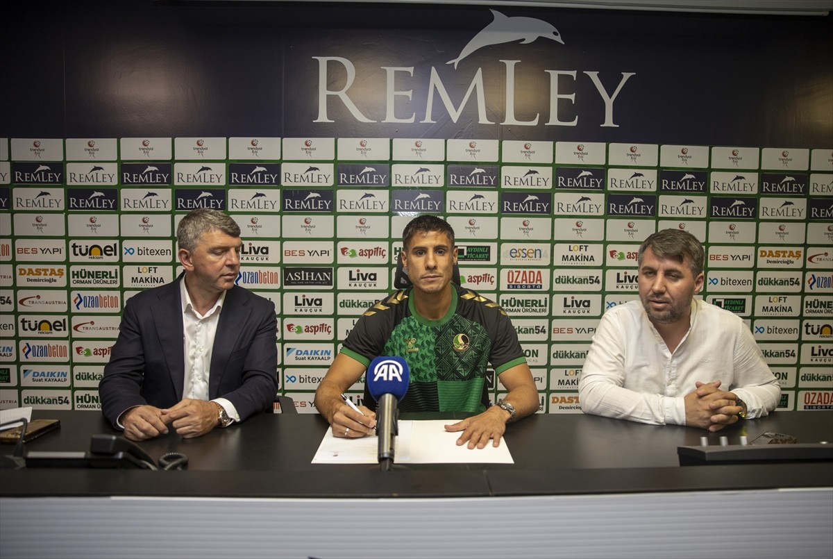 Trendyol 1. Lig ekiplerinden Sakaryaspor, defans oyuncusu Alper Uludağ'ı 1+1 yıllığına transfer...