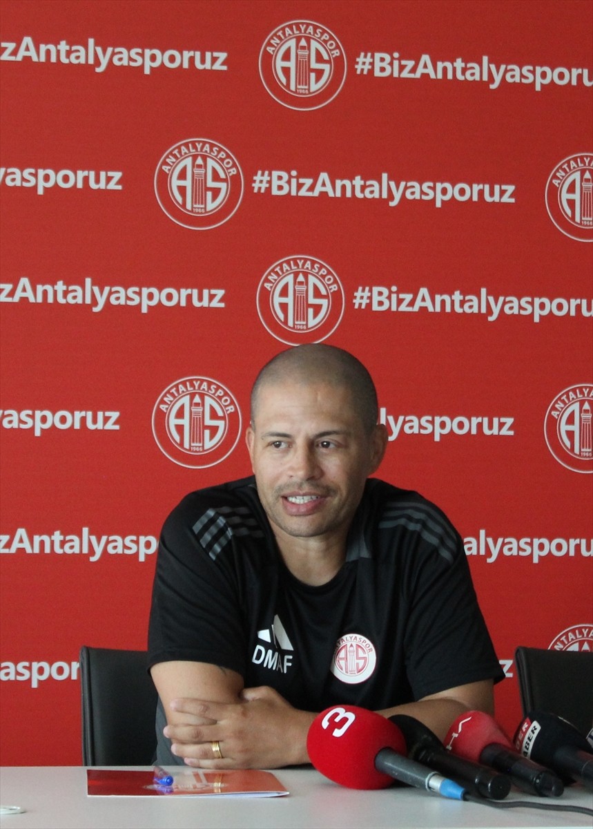 Trendyol Süper Lig ekiplerinden Antalyaspor'un teknik direktörü Alex de Souza, Atilla Vehbi Konuk...
