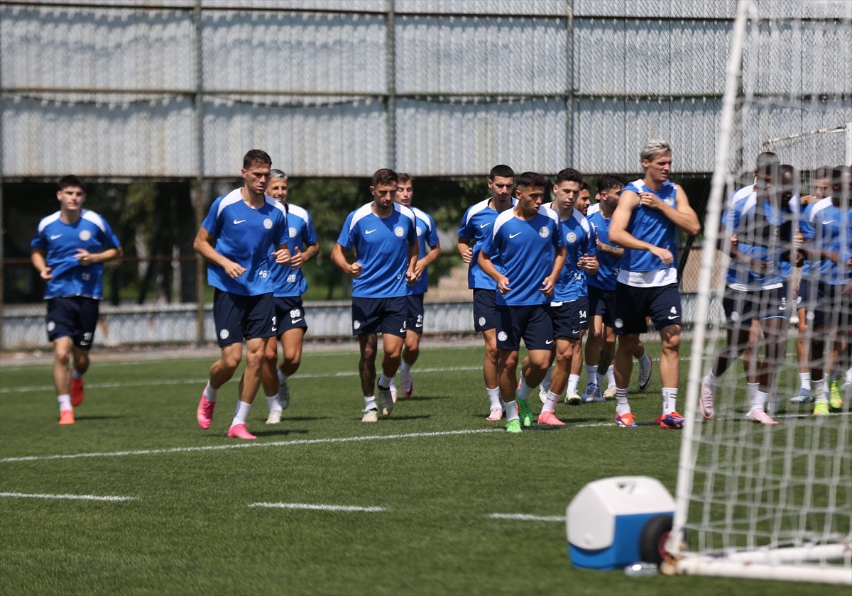 Trendyol Süper Lig ekiplerinden  Çaykur Rizespor'un kalecisi Gökhan Akkan, Mehmet Cengiz...