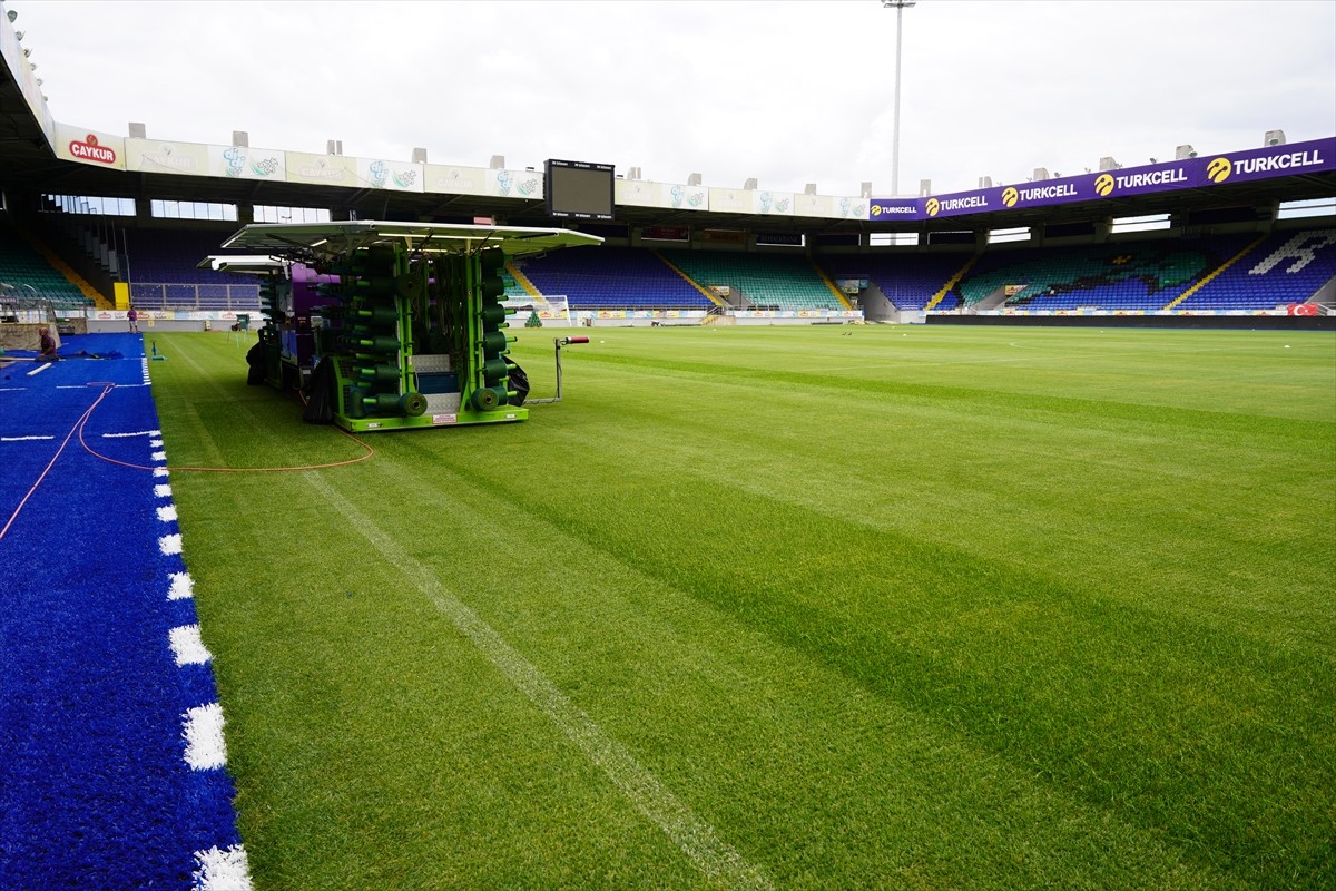 Trendyol Süper Lig ekiplerinden Çaykur Rizespor'un maçlarını oynadığı Çaykur Didi Stadı'nın zemini...
