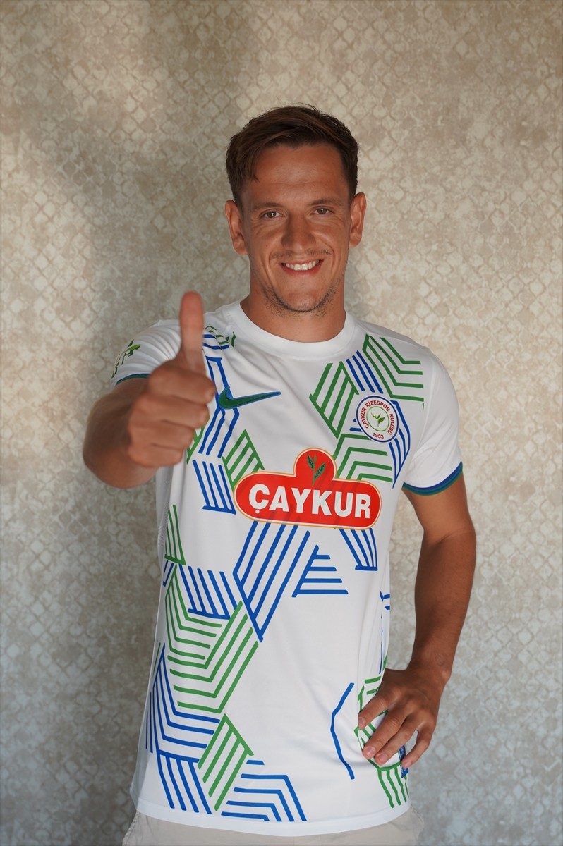 Trendyol Süper Lig ekiplerinden Çaykur Rizespor, Beşiktaş'tan orta saha oyuncusu Amir...