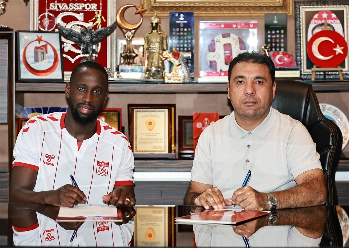 Trendyol Süper Lig ekiplerinden Sivasspor, 4,5 sezondur kırmızı-beyazlı formayı giyen savunma...