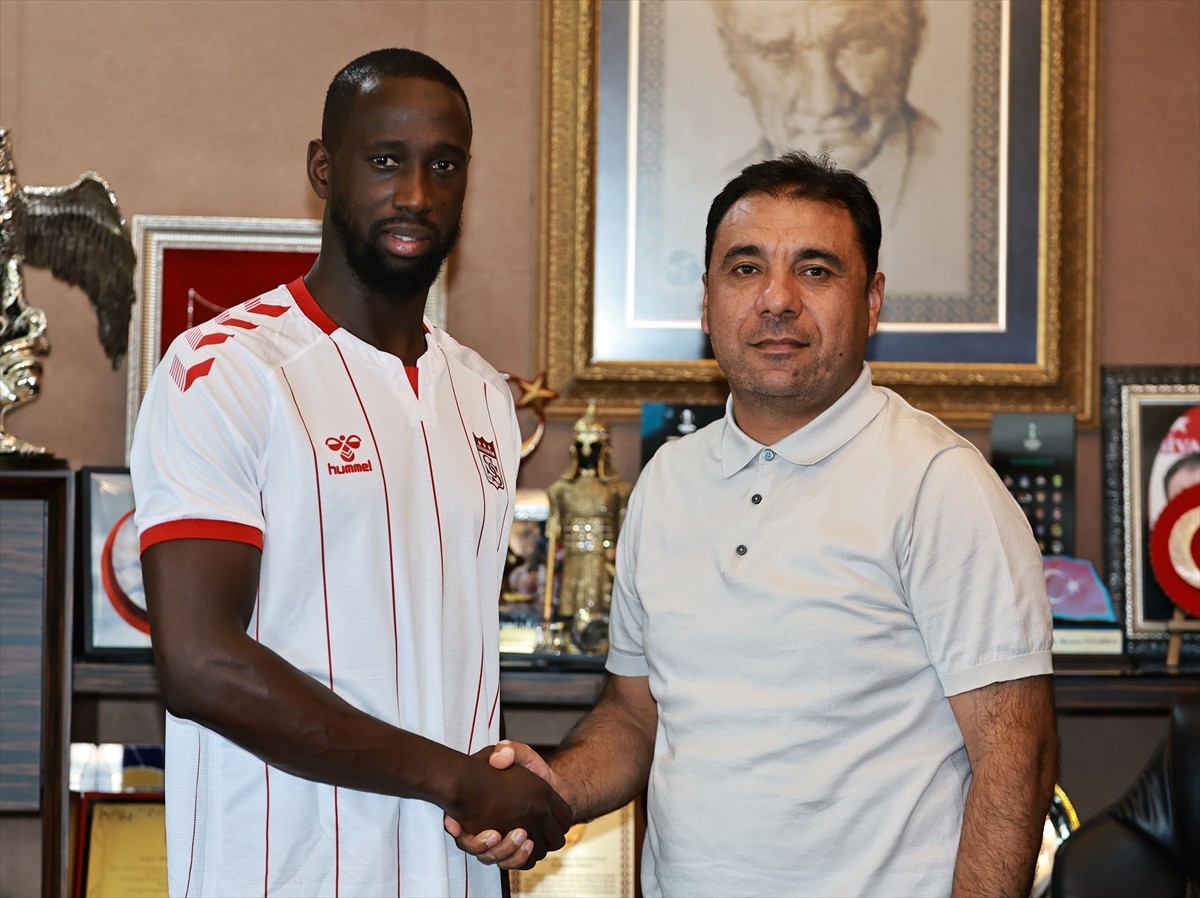 Trendyol Süper Lig ekiplerinden Sivasspor, 4,5 sezondur kırmızı-beyazlı formayı giyen savunma...