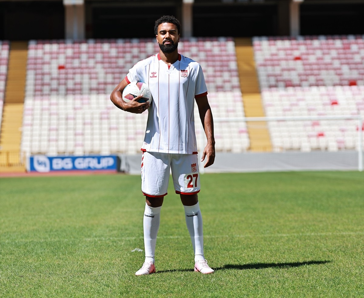 Trendyol Süper Lig ekiplerinden Sivasspor, 4,5 sezondur kırmızı-beyazlı formayı giyen savunma...