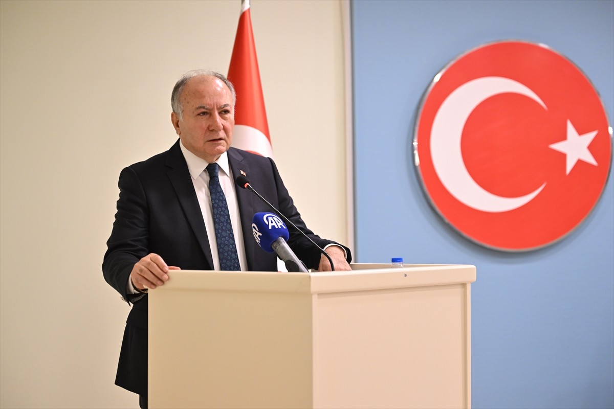 TÜRK-İŞ Genel Başkan Yardımcısı Ramazan Ağar, konfederasyonun Genel Merkezi'nde basın toplantısı...