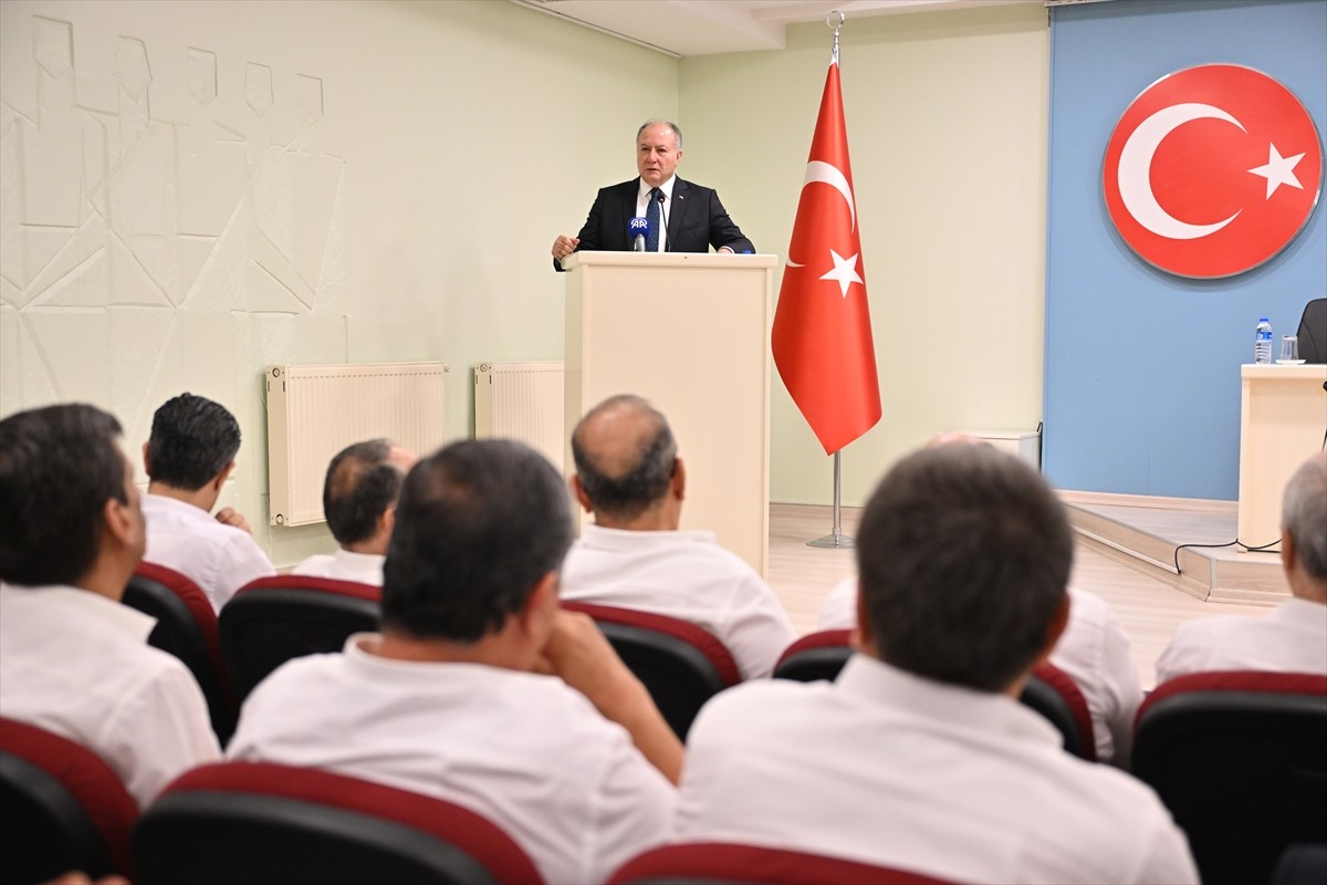 TÜRK-İŞ Genel Başkan Yardımcısı Ramazan Ağar, konfederasyonun Genel Merkezi'nde basın toplantısı...