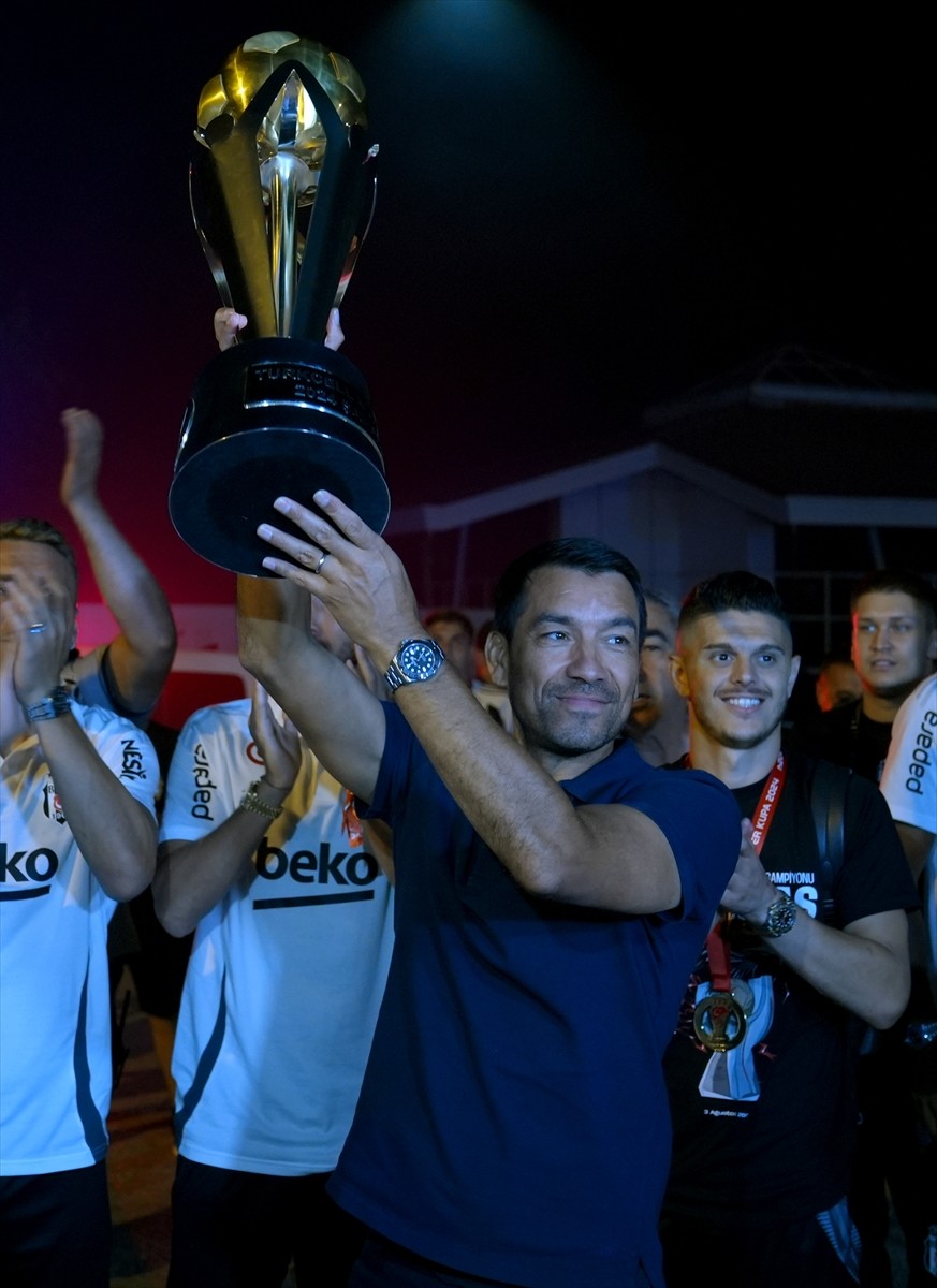 Turkcell Süper Kupa maçında Galatasaray'ı 5-0 yenerek şampiyon olan Beşiktaş, Ümraniye'de...