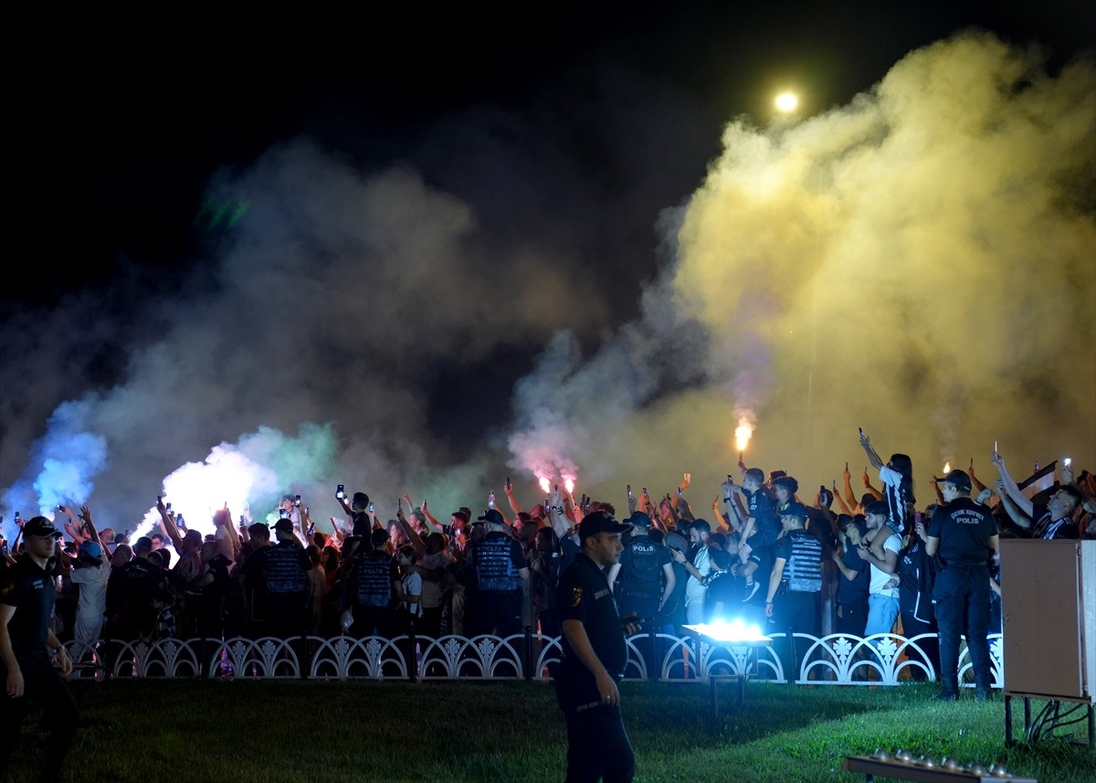 Turkcell Süper Kupa maçında Galatasaray'ı 5-0 yenerek şampiyon olan Beşiktaş, Ümraniye'de...