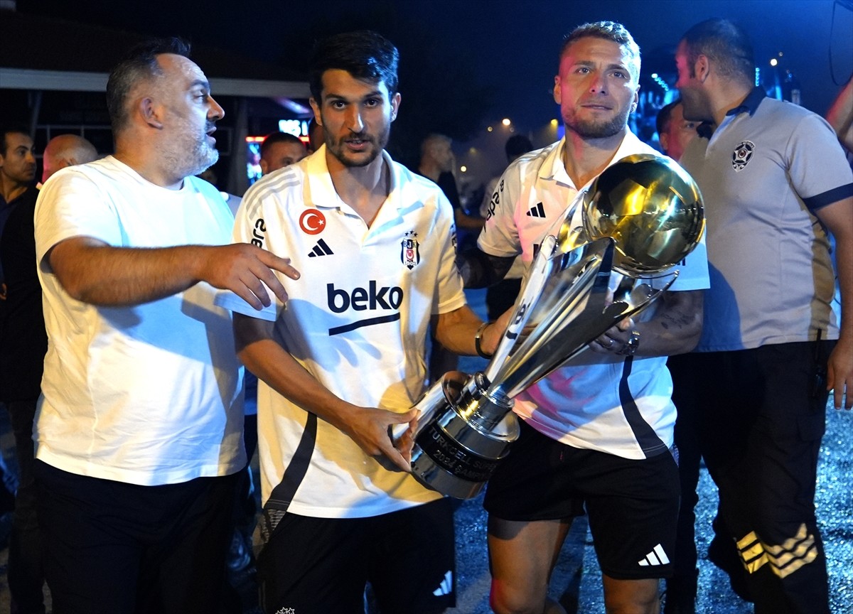 Turkcell Süper Kupa maçında Galatasaray'ı 5-0 yenerek şampiyon olan Beşiktaş, Ümraniye'de...
