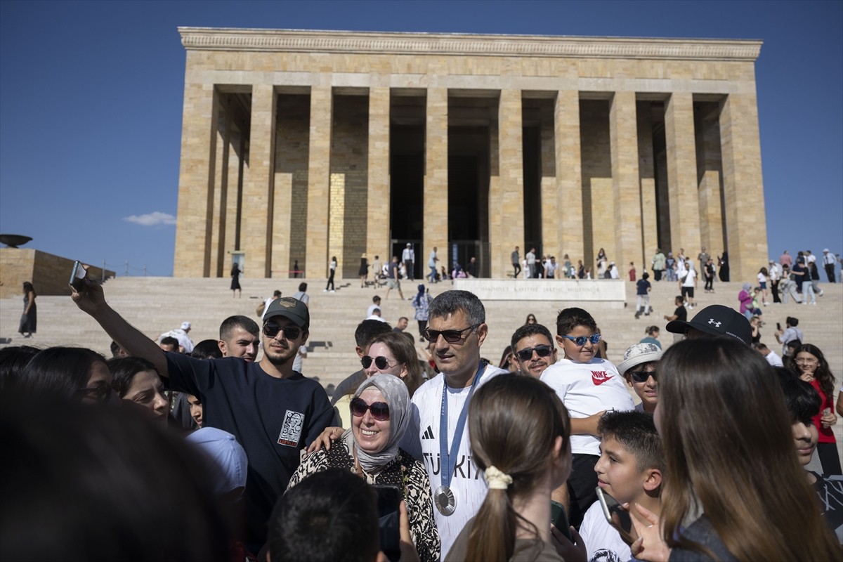 Türkiye Atıcılık Federasyonu Başkanı Gürsel Çolakoğlu ve Paris 2024 Olimpiyat Oyunları'nda...