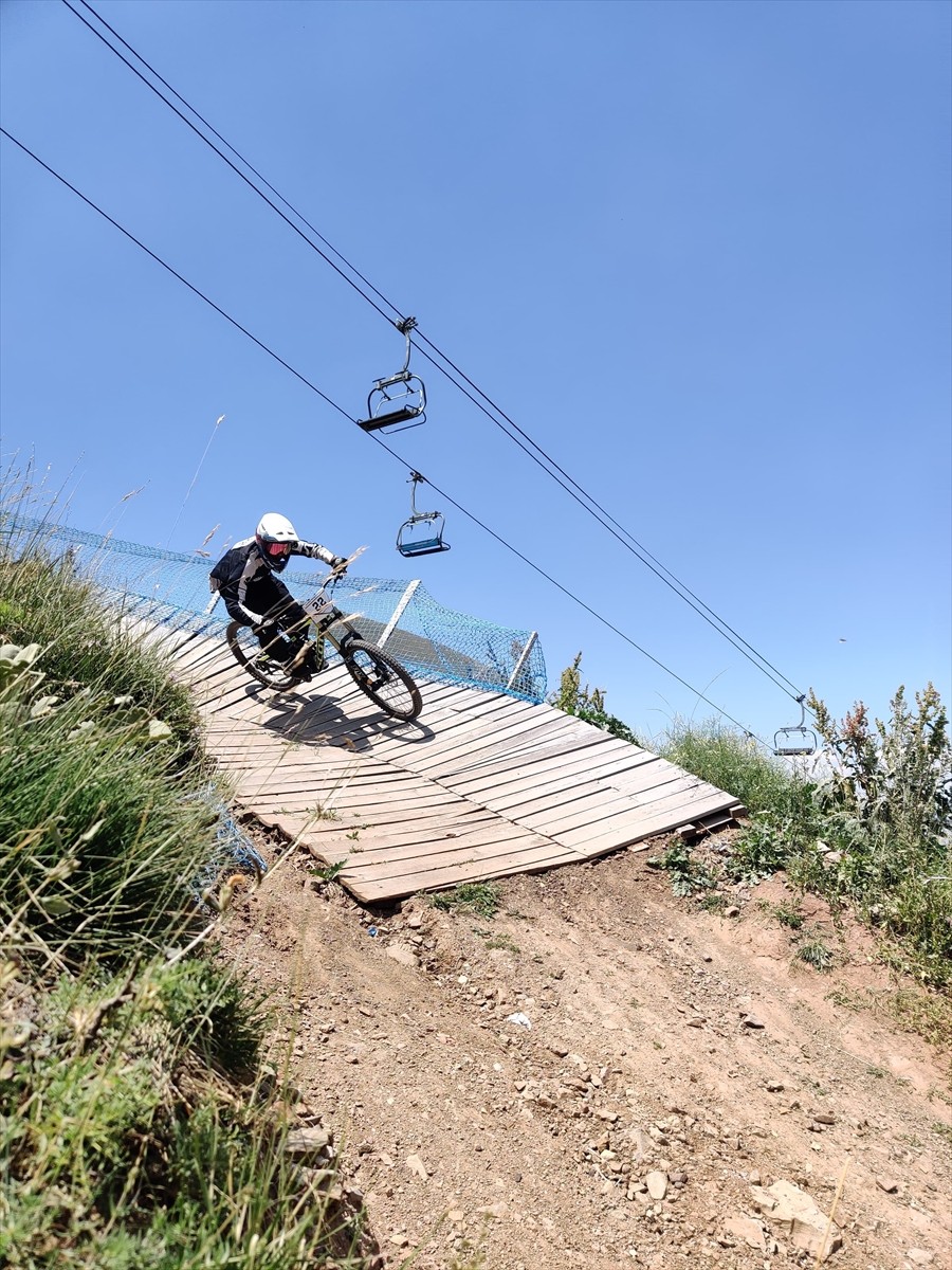 Türkiye Bisiklet Federasyonu tarafından Erzurum'da düzenlenen Downhill Türkiye Şampiyonası...