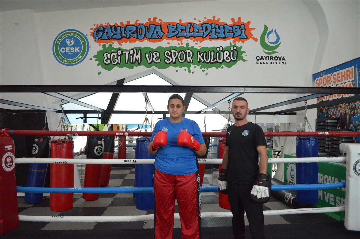 Türkiye şampiyonu milli kick boksçu Sinem Erdoğan, bu ay Macaristan'da düzenlenecek Gençler Dünya...