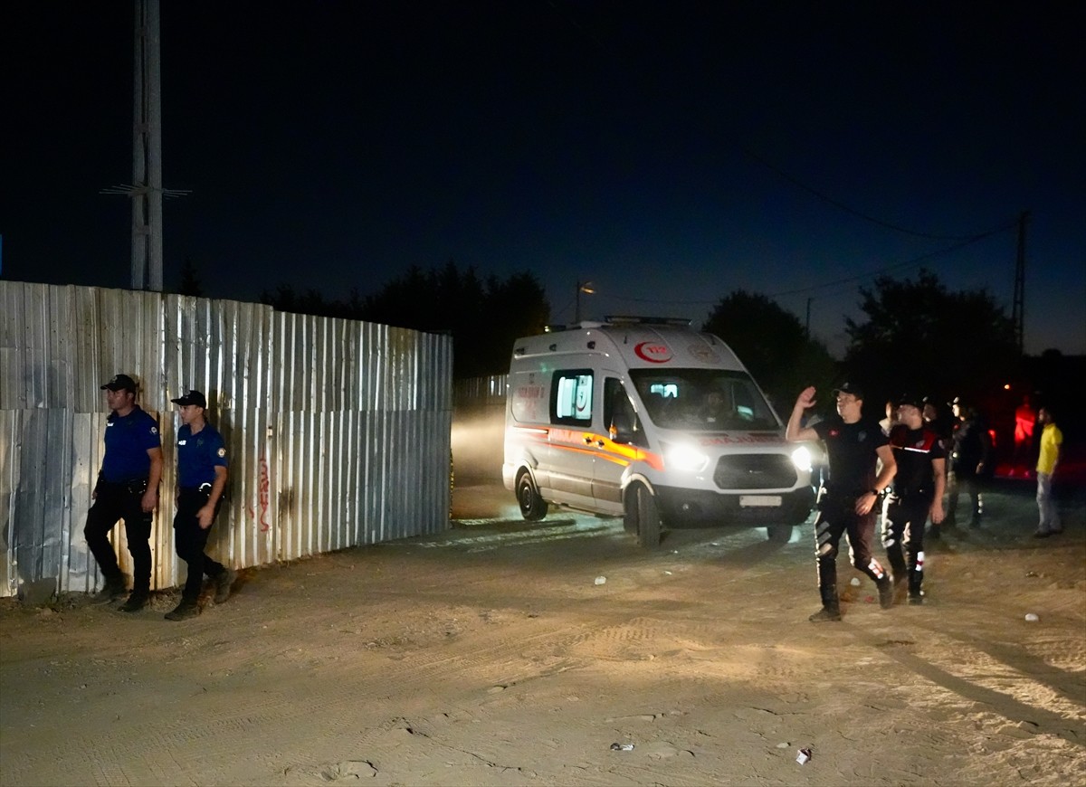 Tuzla'da kazı çalışması sırasında meydana gelen göçükte 2 işçi hayatını kaybetti. İhbar üzerine...