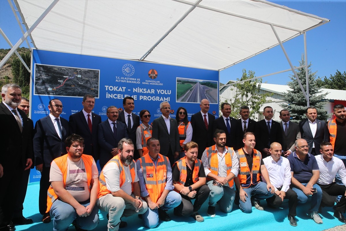 Ulaştırma ve Altyapı Bakanı Abdulkadir Uraloğlu, Tokat-Niksar kara yolu yol yapım şantiyesini...