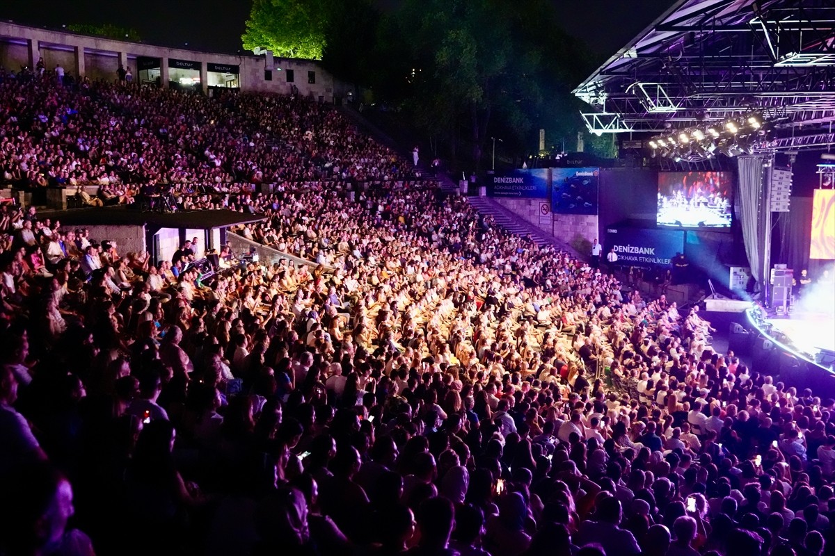 Ünlü sanatçı Ajda Pekkan, Harbiye Cemil Topuzlu Açık Hava Sahnesi'nde müzikseverlerle...