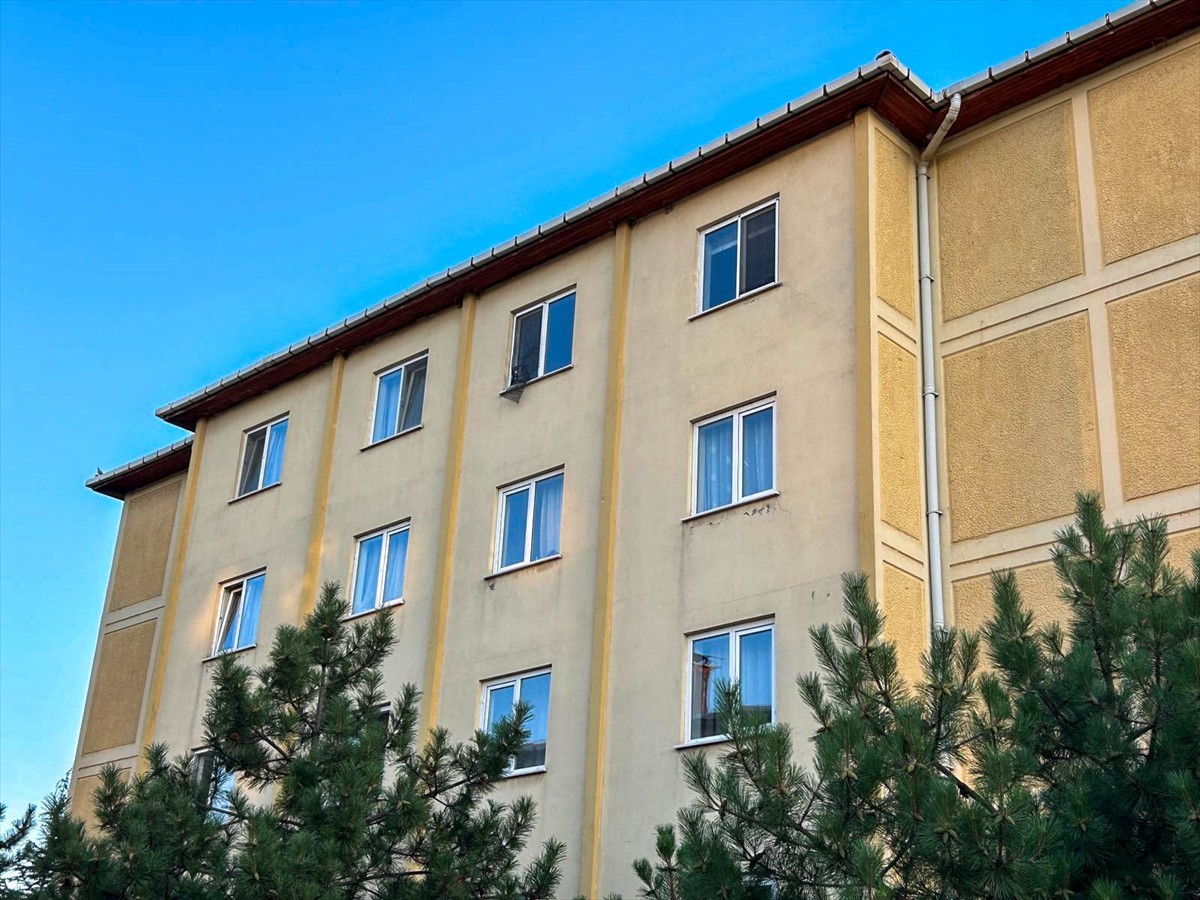 Uşak'ta dördüncü kattan düşen 3 yaşındaki çocuk kaldırıldığı hastanede hayatını...