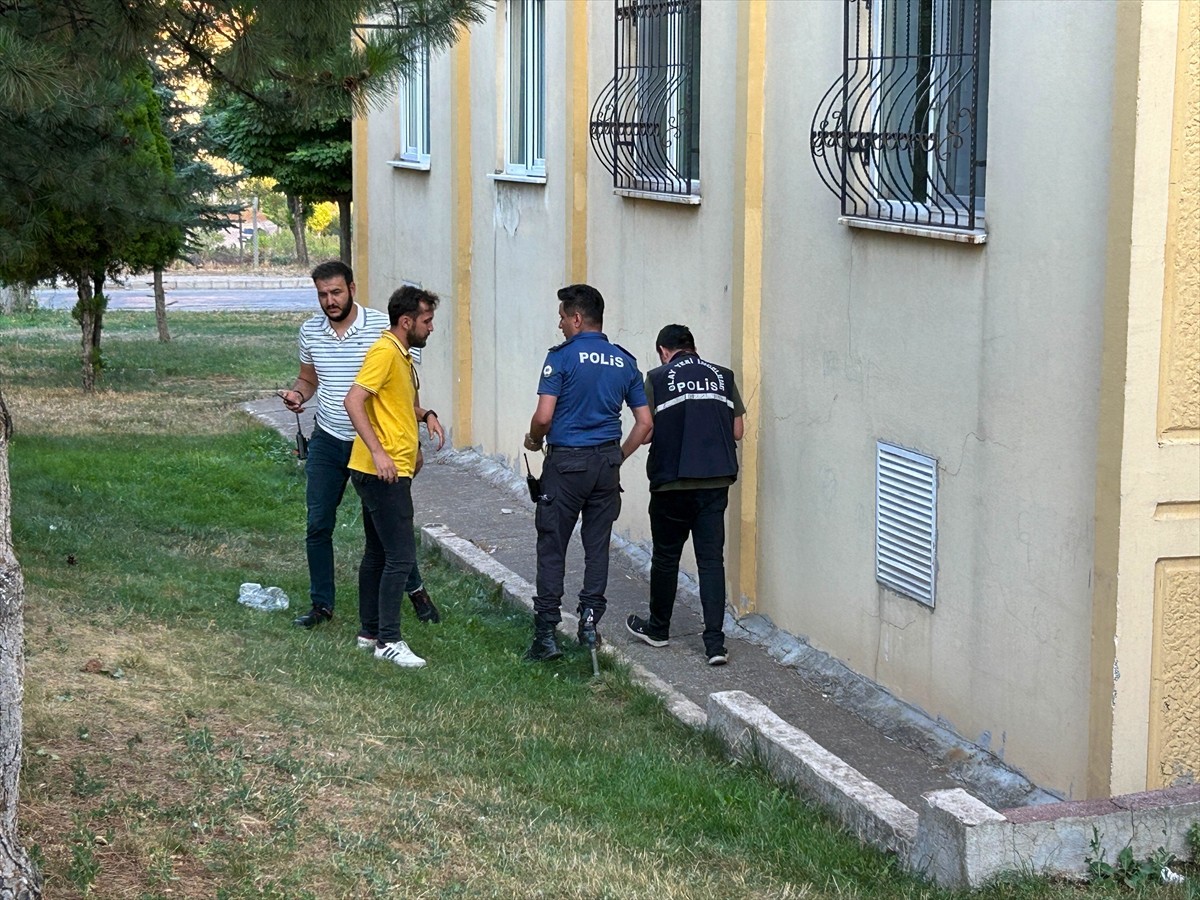 Uşak'ta dördüncü kattan düşen 3 yaşındaki çocuk kaldırıldığı hastanede hayatını...