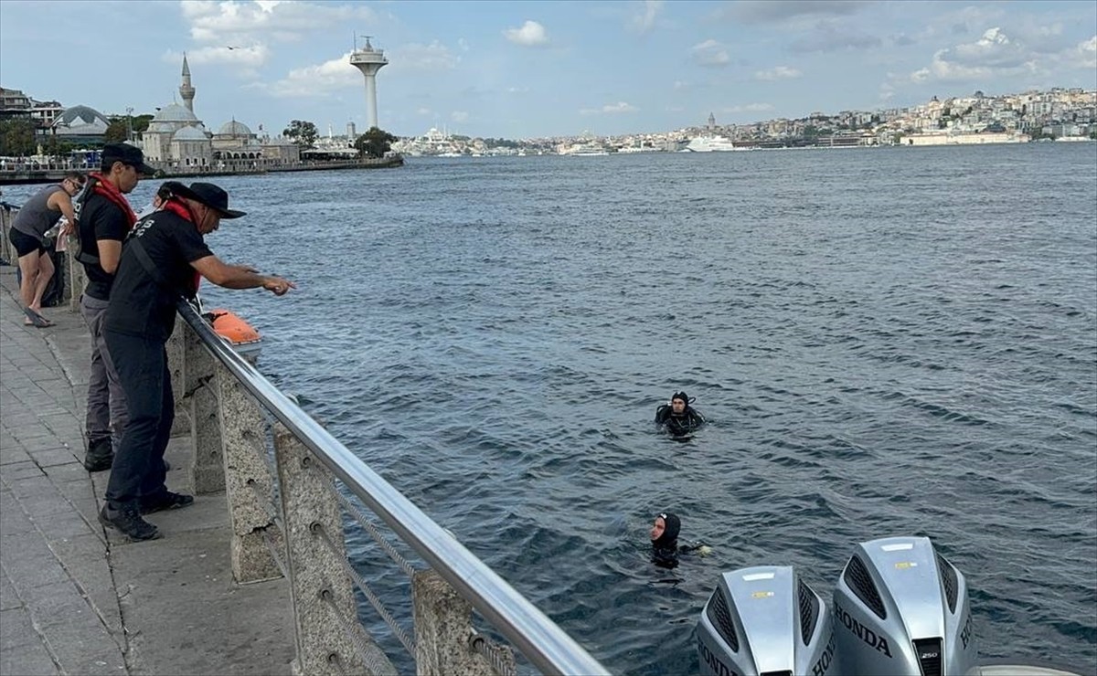 Üsküdar sahilinde denize düşen kadını arama çalışmaları sabah saatlerinde yeniden başlatıldı....