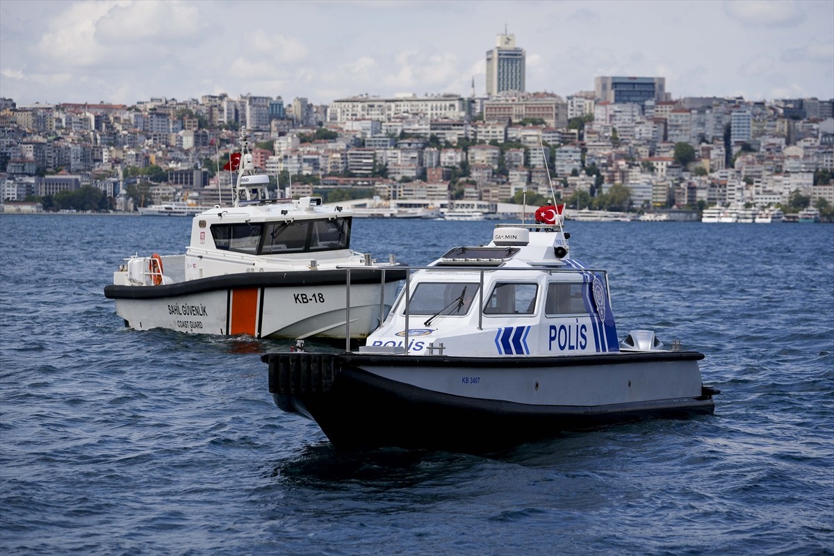 Üsküdar sahilinde denize düşen kadını arama çalışmaları sabah saatlerinde yeniden başlatıldı....