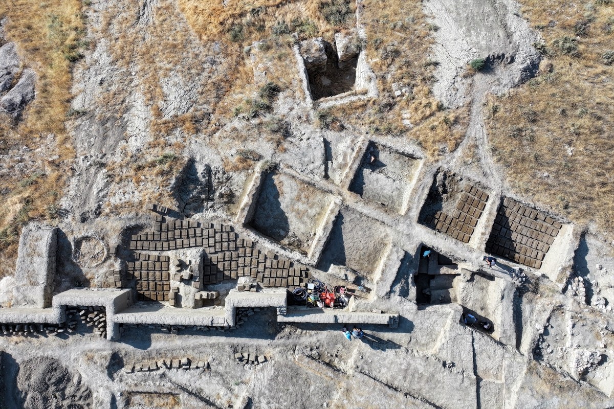 Van'ın Gürpınar ilçesinde, Urartu Kralı 2. Sarduri tarafından inşa edilen Çavuştepe Kalesi'nde...