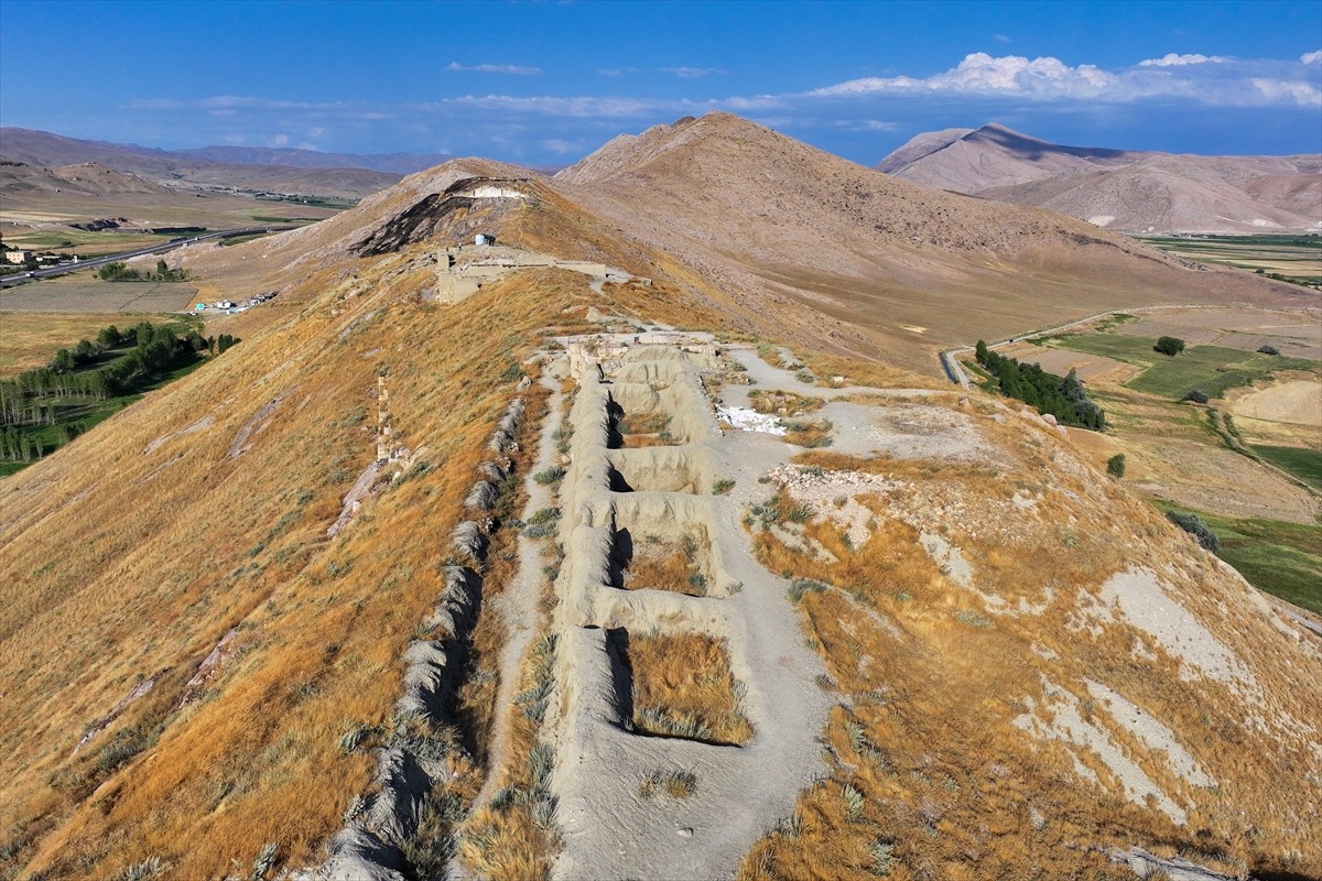 Van'ın Gürpınar ilçesinde, Urartu Kralı 2. Sarduri tarafından inşa edilen Çavuştepe Kalesi'nde...