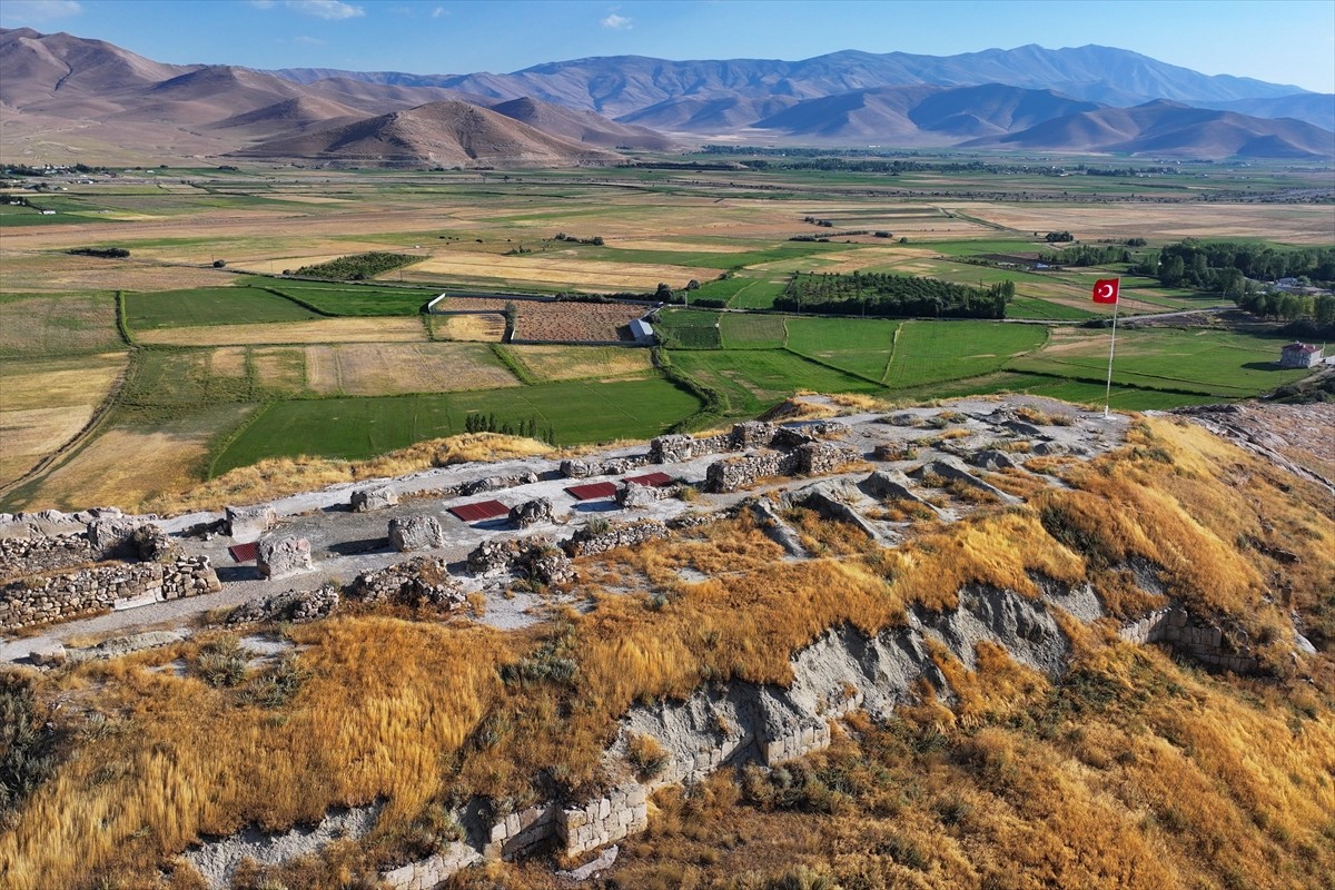 Van'ın Gürpınar ilçesinde, Urartu Kralı 2. Sarduri tarafından inşa edilen Çavuştepe Kalesi'nde...