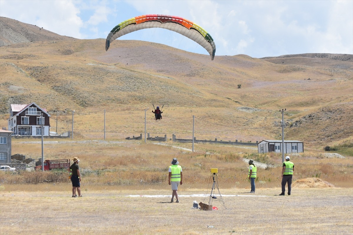 Van Valiliği, Gençlik ve Spor İl Müdürlüğü ile Türkiye Hava Sporları Federasyonunun iş birliğiyle...