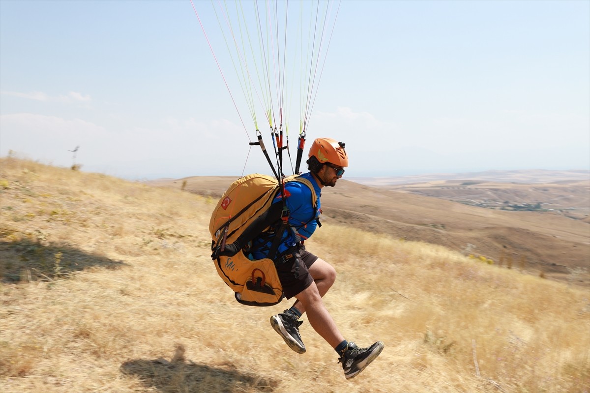 Van Valiliği, Gençlik ve Spor İl Müdürlüğü ile Türkiye Hava Sporları Federasyonunun iş birliğiyle...