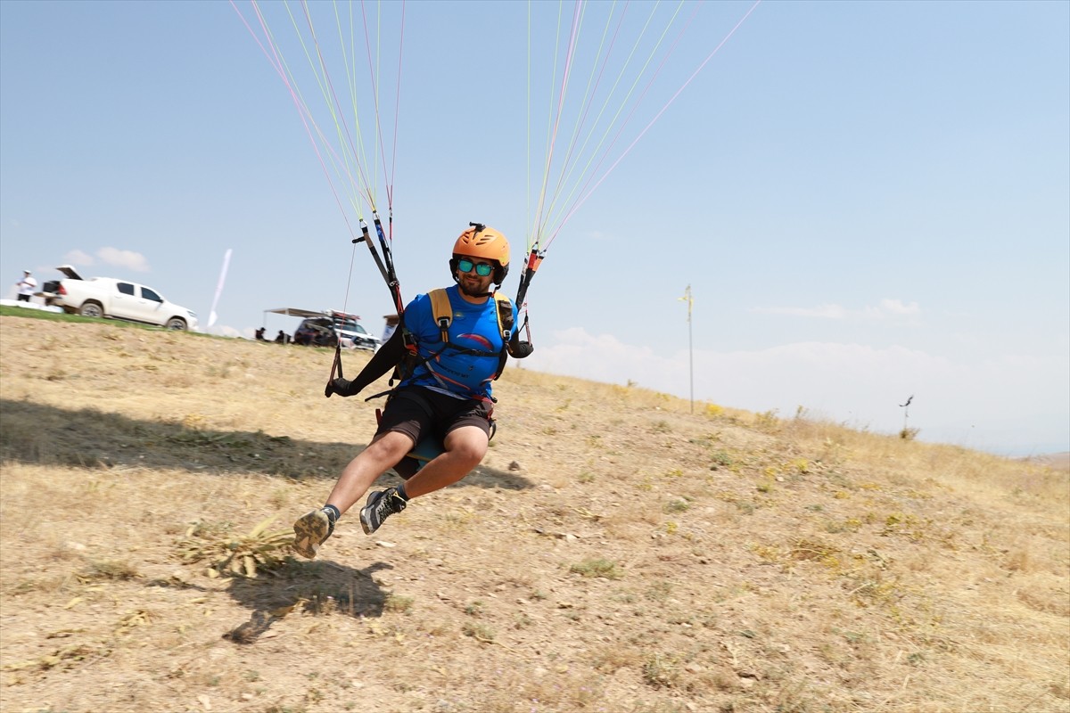 Van Valiliği, Gençlik ve Spor İl Müdürlüğü ile Türkiye Hava Sporları Federasyonunun iş birliğiyle...