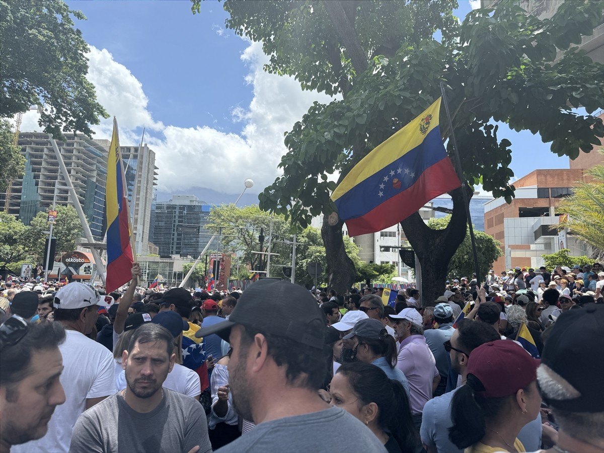 Venezuela'da Devlet Başkanı Nicolas Maduro, destekçileriyle Devlet Başkanlığı Sarayı Miraflores'te...