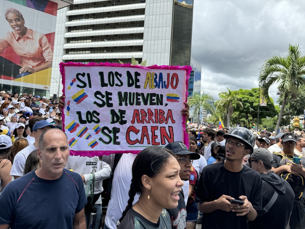 Venezuela'da Devlet Başkanı Nicolas Maduro, destekçileriyle Devlet Başkanlığı Sarayı Miraflores'te...