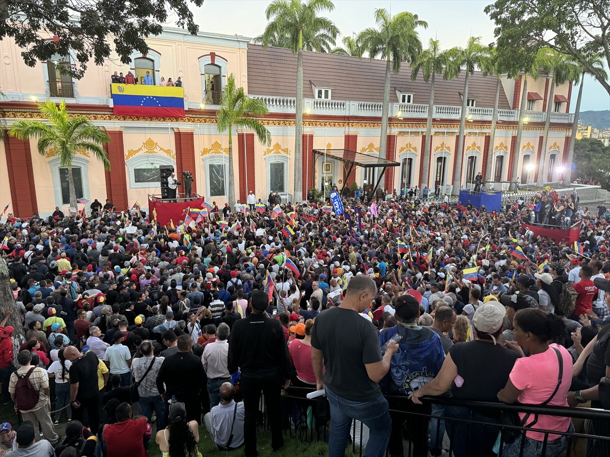 Venezuela'da Devlet Başkanı Nicolas Maduro, destekçileriyle Devlet Başkanlığı Sarayı Miraflores'te...