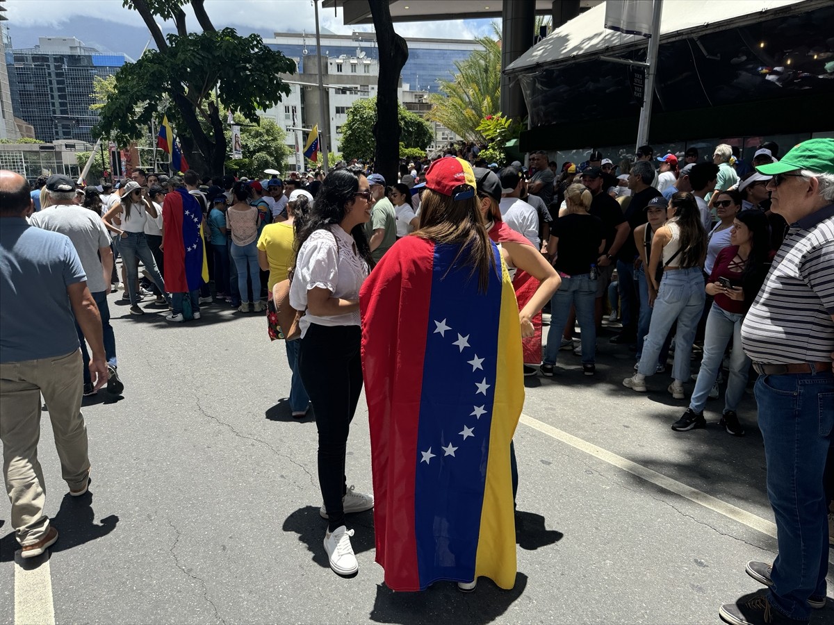 Venezuela'da Devlet Başkanı Nicolas Maduro, destekçileriyle Devlet Başkanlığı Sarayı Miraflores'te...