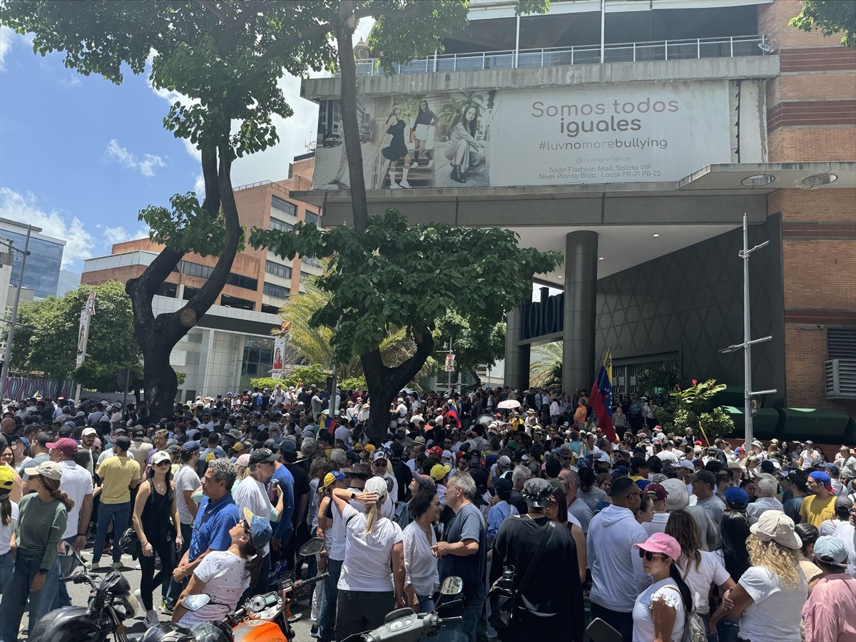 Venezuela'da Devlet Başkanı Nicolas Maduro, destekçileriyle Devlet Başkanlığı Sarayı Miraflores'te...