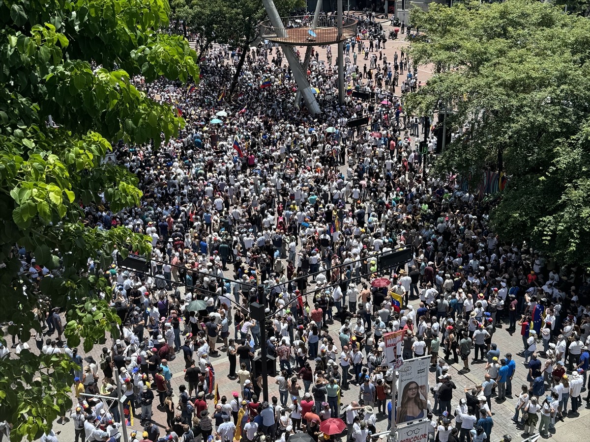 Venezuela'da Devlet Başkanı Nicolas Maduro, destekçileriyle Devlet Başkanlığı Sarayı Miraflores'te...