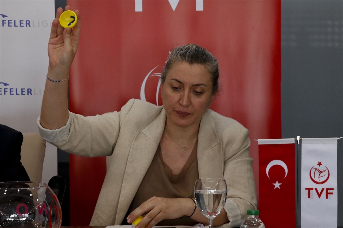 Voleybolda Vodafone Sultanlar Ligi ve Efeler Ligi 2024-25 sezonunun fikstürü belirlendi. Türkiye...